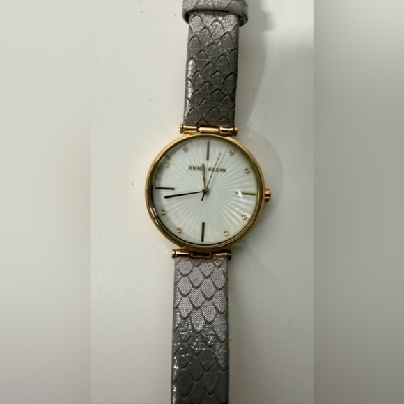 ANNE KLEIN AK GOLD TONE CRYSTAL LIGHT GREY GENUINE LEATHER BRACELET WATCH - Picture 9 of 9